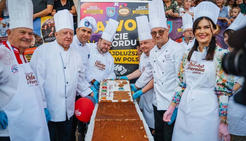 <p>Najdłuższy piernik w Polsce z Jawora. Zdjęcie archiwalne, wykonane podczas jednej z minionych edycji Święta Chleba i Piernika w Jaworze.</p>