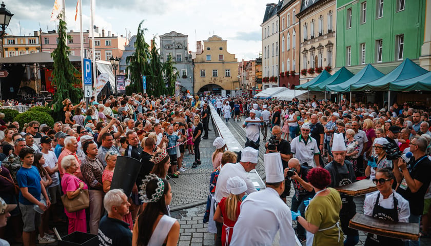Przygotowywanie najdłuższego piernika w Polsce. Jawor, zdjęcie archiwalne, wykonane podczas jednej z minionych edycji Święta Chleba i Piernika.