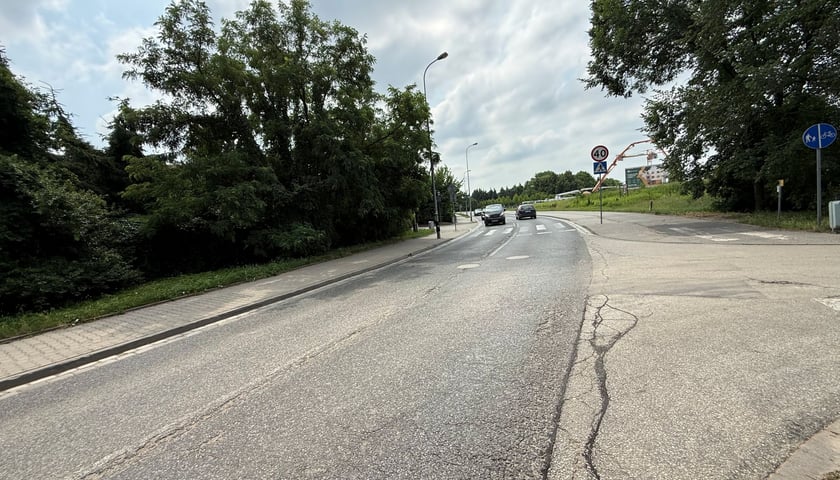 Nawierzchnia ul. Karmelkowej, która zostanie odnowiona w najbliższych miesiącach.