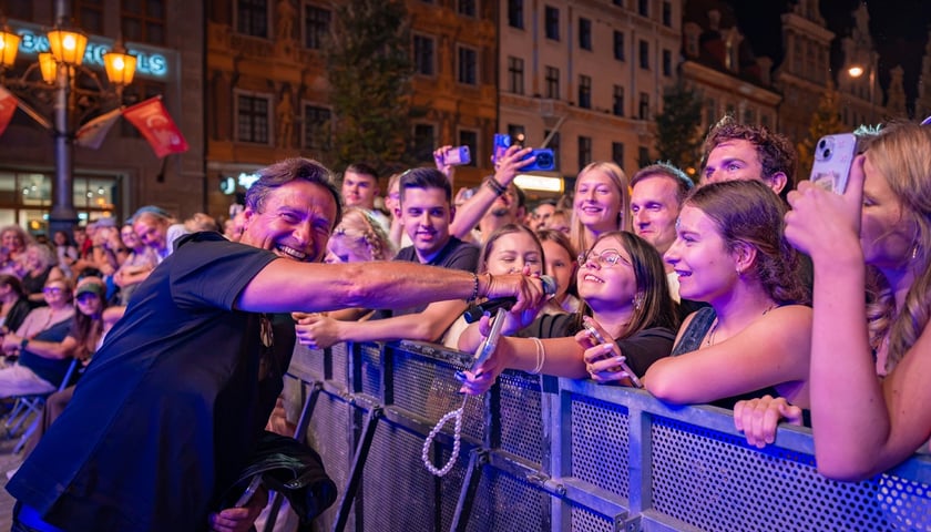 Koncert Budki Suflera i Justyny Steczkowskiej na Rynku. Na zdjęciu Jacek Kawalec, wokalista Budki Suflera, i widzowie