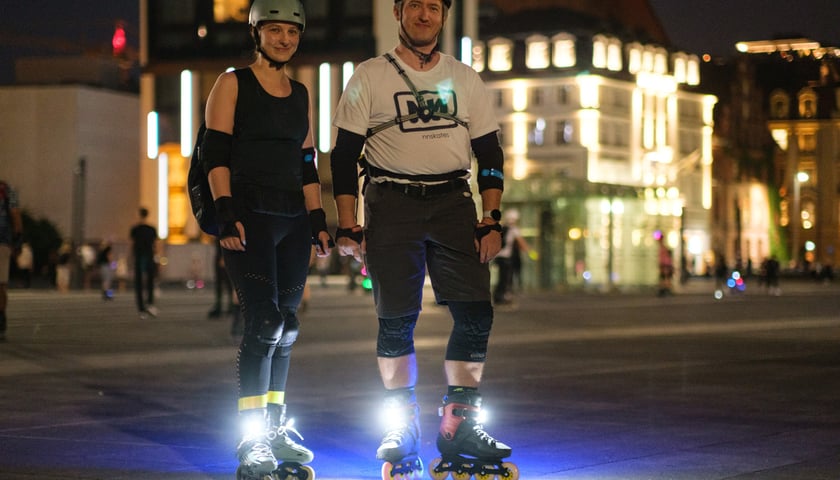 Nightskating we Wrocławiu. Przejazd rolkarzy przez Wrocław