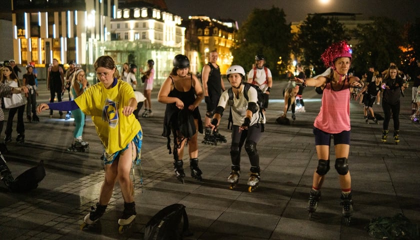 Nightskating we Wrocławiu. Przejazd rolkarzy przez Wrocław