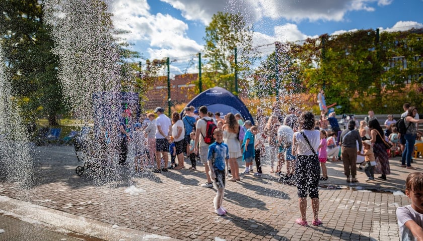 Uczestnicy pikniku w Hydropolis. Na pierwszym planie kurtyna wodna.