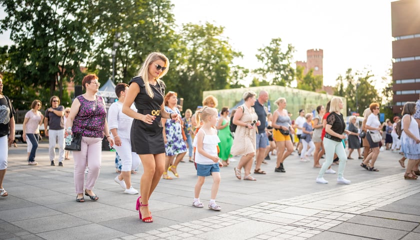 Wielka potańcówka na pl. Wolności we Wrocławiu