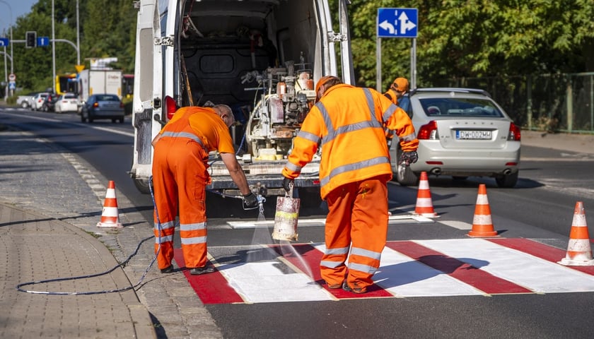 Malowanie pasów na przejściu dla pieszych na ulicy Kwidzyńskiej