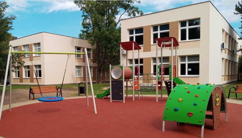 Plac zabaw przy Szkoły Podstawowej nr 64