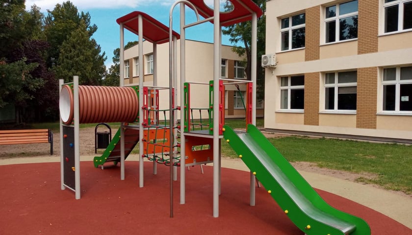 Plac zabaw na terenie Szkoły Podstawowej nr 64 przy ul. Wojszyckiej