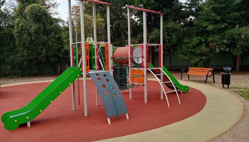 Plac zabaw na terenie Szkoły Podstawowej nr 64 przy ul. Wojszyckiej