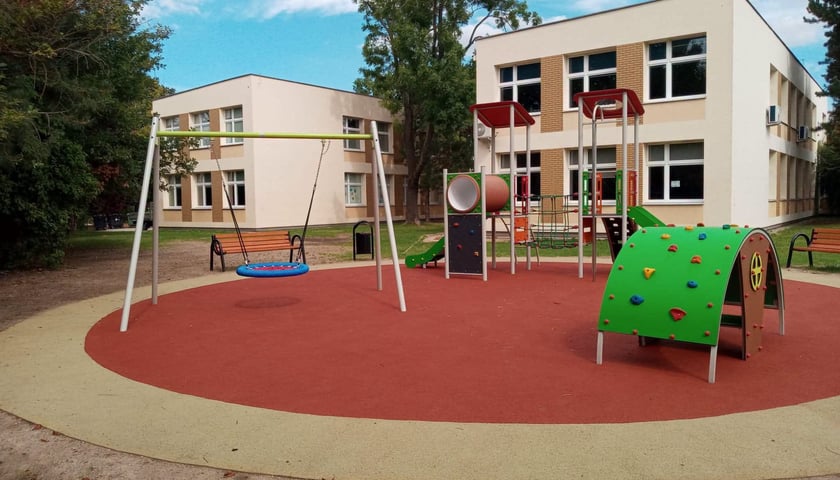 Plac zabaw na terenie Szkoły Podstawowej nr 64 przy ul. Wojszyckiej