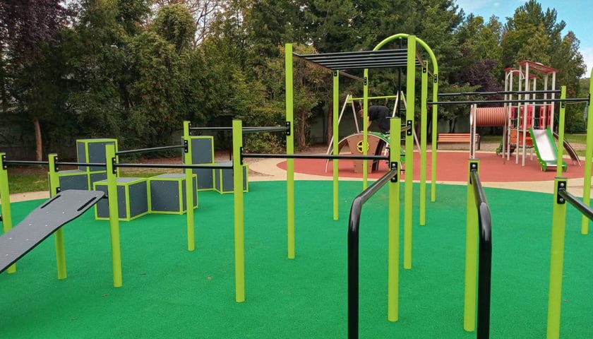 Plac zabaw na terenie Szkoły Podstawowej nr 64 przy ul. Wojszyckiej