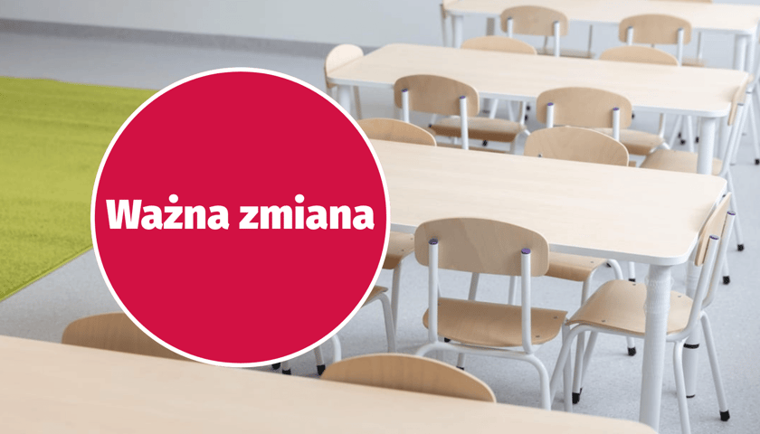 W tle: ławki w klasie w szkole podstawowej, zdjęcie ilustracyjne. W kółku: napis "ważna zmiana" na czerwonym tle.