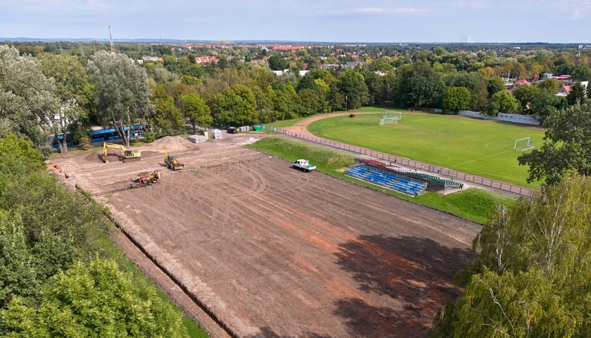 Budowa boiska piłkarskiego na Stadionie Sportowym Leśnica, 16 września 2026