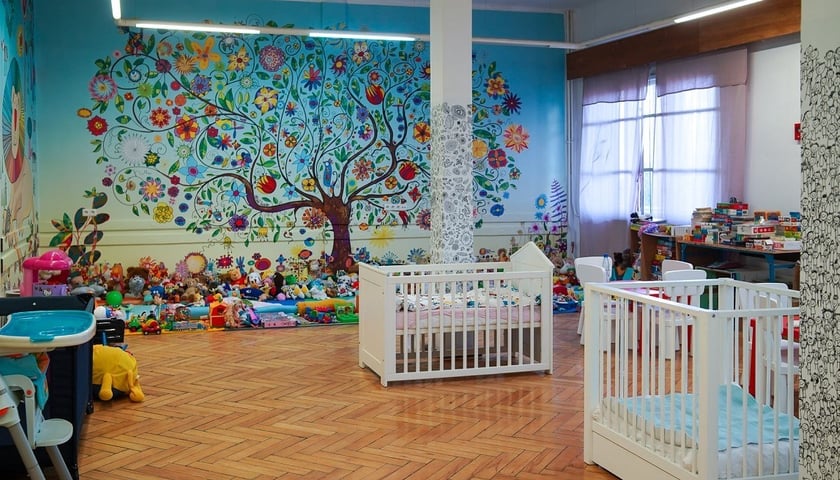 Ścianę bawialni w budynku ozdobił piękny mural.  Jego projekt graficzny wykonał społecznie, znany wrocławski grafik i ilustrator Andrzej Tylkowski.
