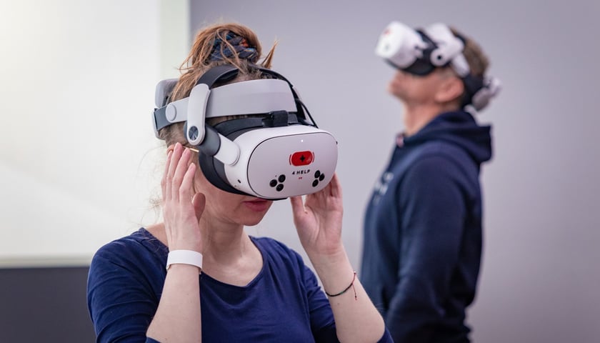 Gogle VR pozwalające w kontrolowanych warunkach nauczyć się reagować w sytuacji zagrożenia