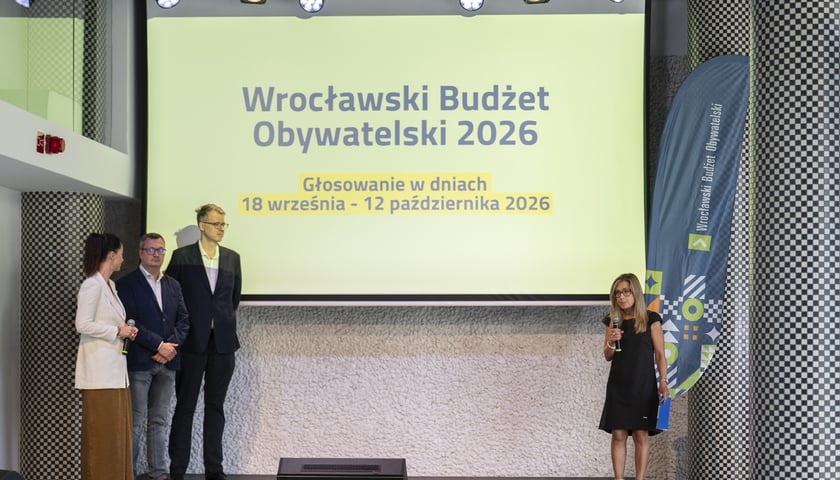 Konferencja prasowa dotycząca zasad głosowania w WBO 2026. Na zdjęciu: Magdalena Wdowiak-Urbańczyk - dyrektorka Departamentu Spraw Społecznych we Wrocławiu, Adrian Staniszewski - wiceprezes zarządu Agencji Rozwoju Aglomeracji Wrocławskiej, Sebastian Wolszczak - zastępca dyrektora Wydziału Partycypacji Społecznej oraz Monika Dubec z Biura Prasowego Urzędu Miejskiego Wrocławia.