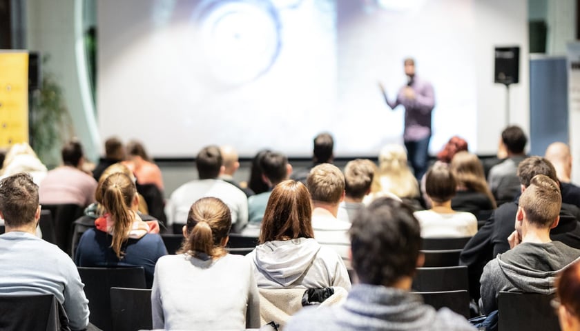 21 września we Wrocławiu odbędzie się konferencja poświęcona diagnostyce, terapii i profilaktyce FAS. Na zdjęciu ludzie w sali konferencyjnej, zdjęcie ilustracyjne. 