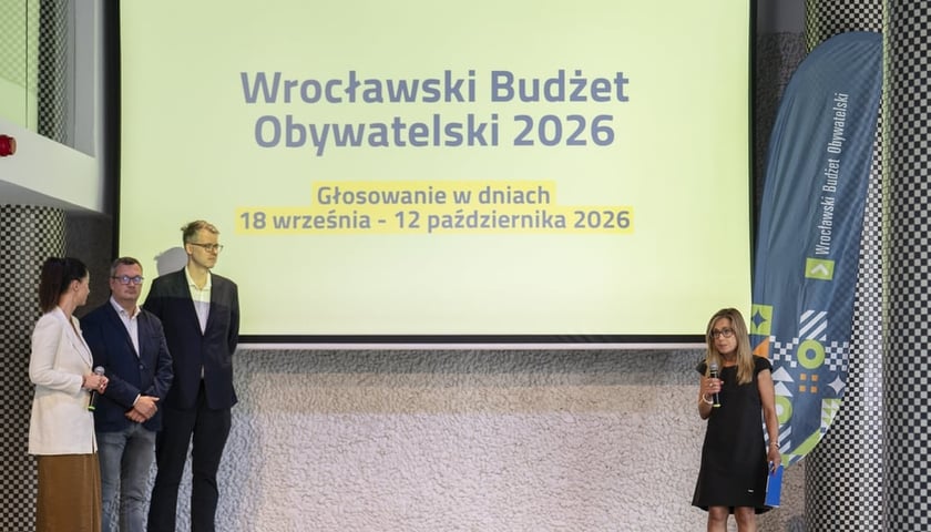 Konferencja prasowa dotycząca zasad głosowania w WBO 2026. Na zdjęciu: Magdalena Wdowiak-Urbańczyk - dyrektorka Departamentu Spraw Społecznych we Wrocławiu, Adrian Staniszewski - wiceprezes zarządu Agencji Rozwoju Aglomeracji Wrocławskiej, Sebastian Wolszczak - zastępca dyrektora Wydziału Partycypacji Społecznej oraz Monika Dubec z Biura Prasowego Urzędu Miejskiego Wrocławia.