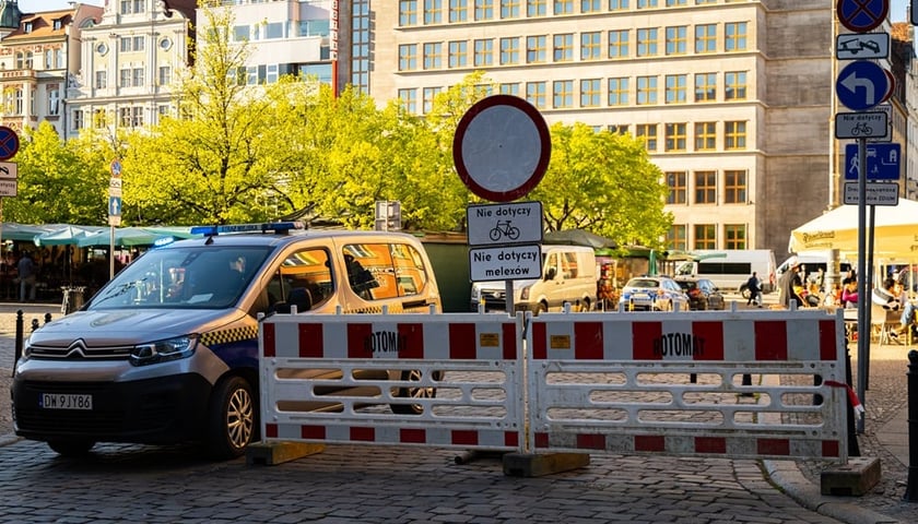 Samochód Straży Miejskiej przy zakazie wjazdu i wygrodzeniu przy wjeździe na Pl. Solny