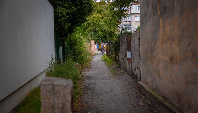Trasa przebiegać będzie od ul. Tarnogajskiej do ul. Ząbkowickiej przecinając ul. Kamieniecką i Złotostocką i połączy się z podwórzem przy ul. Tarnogajskiej z ul. Gazową
