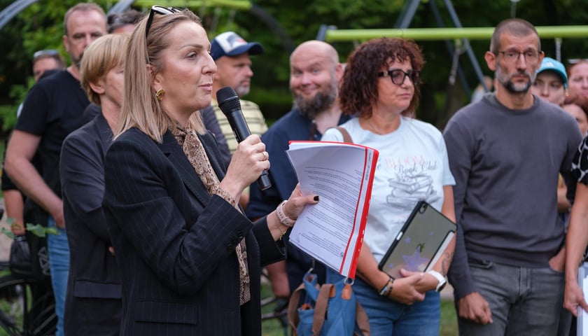 Paulina Tyniec-Piszcz, dyrektorka Departamentu Infrastruktury i Transportu Urzędu Miejskiego Wrocławia, na spotkaniu z mieszkańcami w Parku Na Skraju na Brochowie (czwartek 3 września)