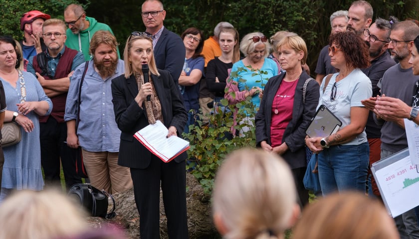 Paulina Tyniec-Piszcz, dyrektorka Departamentu Infrastruktury i Transportu Urzędu Miejskiego Wrocławia, na spotkaniu z mieszkańcami w Parku Na Skraju na Brochowie (czwartek 3 września)