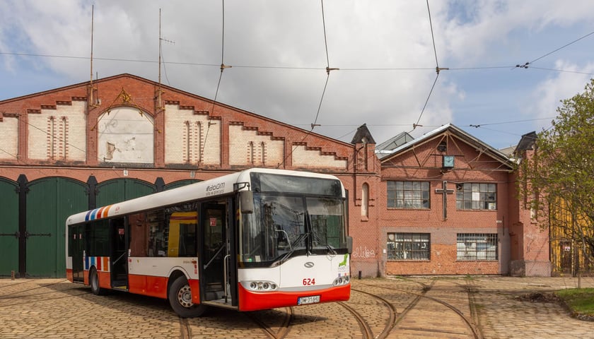 autobus Solaris Urbino 12 pochodzący z DLA, a znajdujący się obecnie w kolekcji Klubu Sympatyków Transportu Miejskiego: analogiczne autobusy posiadał Polbus-PKS do obsługi pierwszych linii 9xx