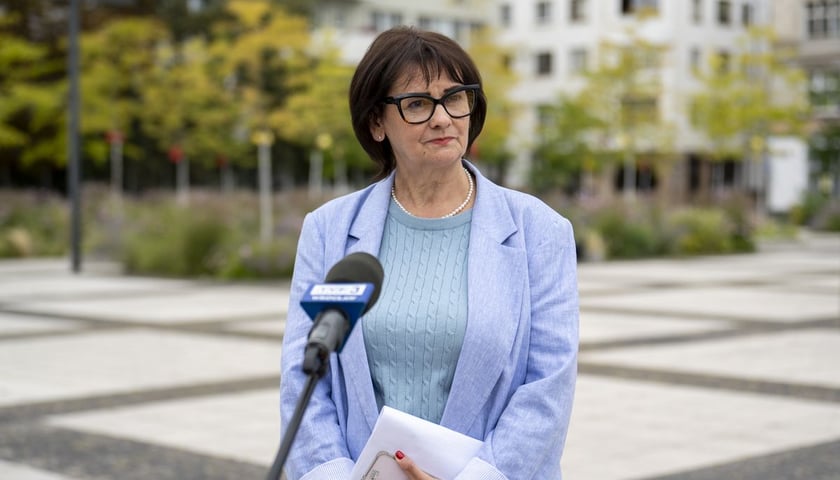 Janina Nowak, kierownik Działu Ewidencji Ludności, Urzędu Miejskiego we Wrocławiu
