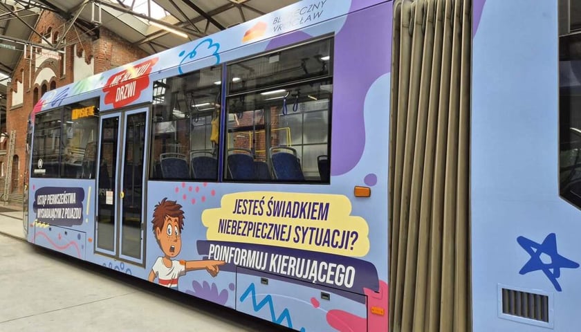 Oklejony "tramwaj bezpieczeństwa" w zajezni tramwajowej