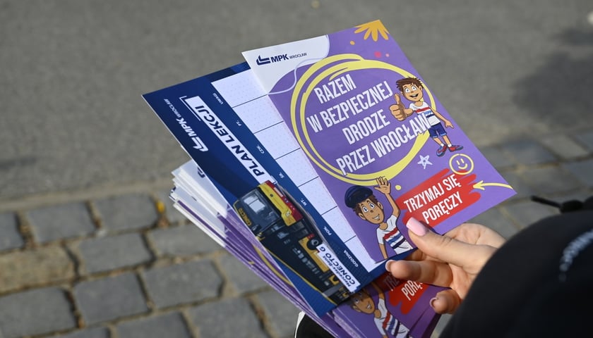 Utoki o bezpieczeństwie rozdawane przez pracownik&oacute;w MPK Wrocław