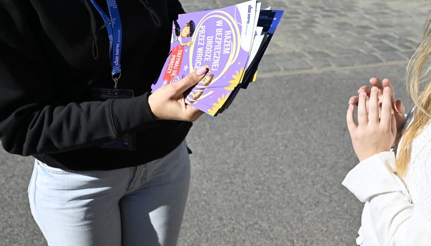 Utoki o bezpieczeństwie rozdawane przez pracownik&oacute;w MPK Wrocław