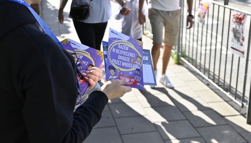 Utoki o bezpieczeństwie rozdawane przez pracownik&oacute;w MPK Wrocław