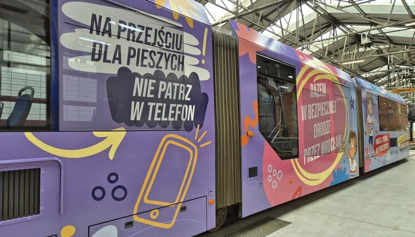 Oklejony "tramwaj bezpieczeństwa" w zajezni tramwajowej