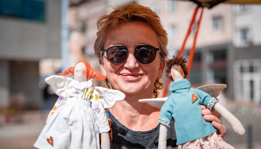 Ręki Dzieła Fest przy Katedrze św. Marii Magdaleny we Wrocławiu, 05.09.2026 r. Na zdjęciu kobieta prezentująca dwie ręcznie robione lalki