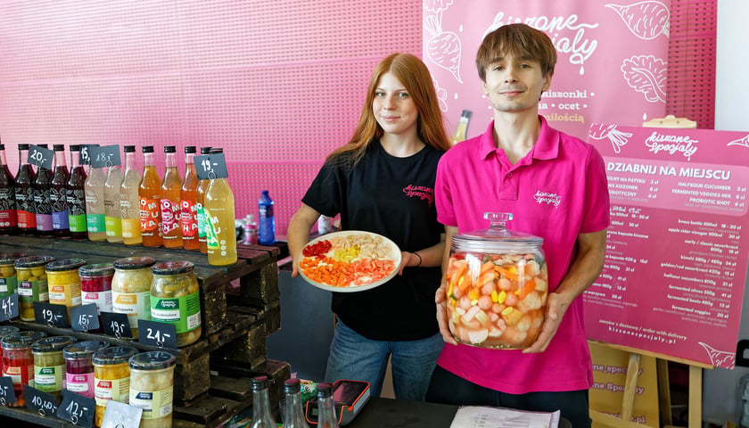 Wystawcy ze swoimi produktami podczas targów „Od pola na wrocławski stół” we Wrocławskim Centrum Kongresowym - 6.09.2026 r.