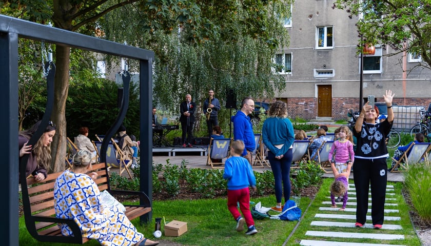 Koncert muzyki na żywo w wykonaniu Tomka Krajewskiego