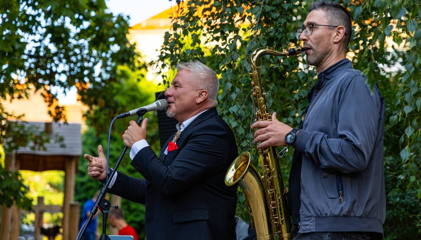 Koncert muzyki na żywo w wykonaniu Tomka Krajewskiego