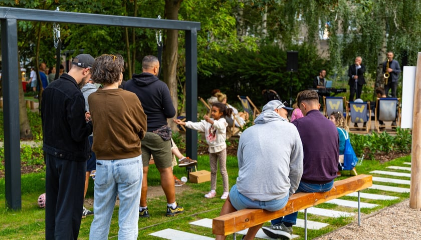 Koncert muzyki na żywo w wykonaniu Tomka Krajewskiego
