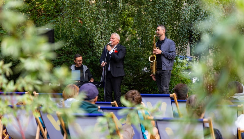 Koncert muzyki na żywo w wykonaniu Tomka Krajewskiego