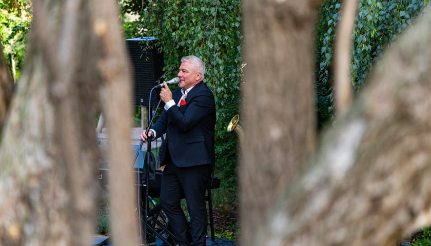 Koncert muzyki na żywo w wykonaniu Tomka Krajewskiego