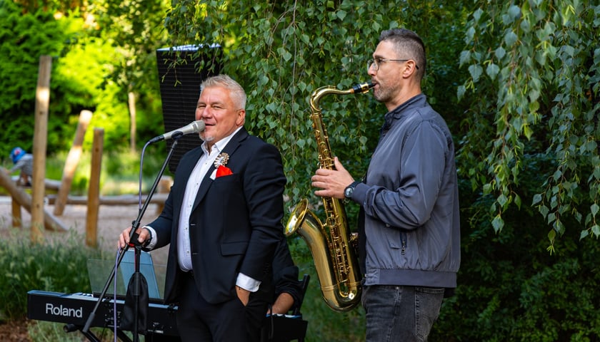 Koncert muzyki na żywo w wykonaniu Tomka Krajewskiego