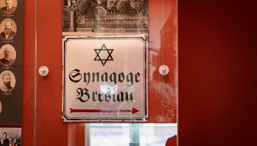 <p>Szyld Synagogi Wrocławskiej w gablocie Muzeum Miejskiego.</p>