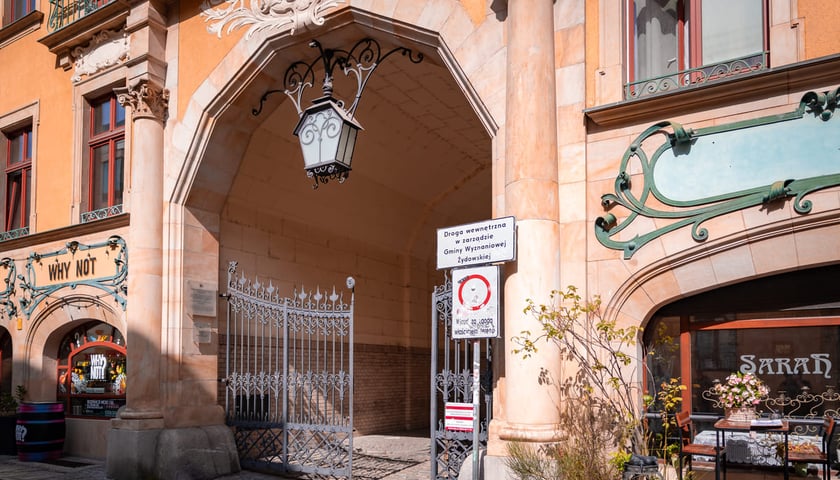 <p>Brama kamienicy przy ul. Włodkowica 5-9, prowadząca na podw&oacute;rze, w kt&oacute;rym znajduje się Synagoga Pod Białym Bocianem.</p>