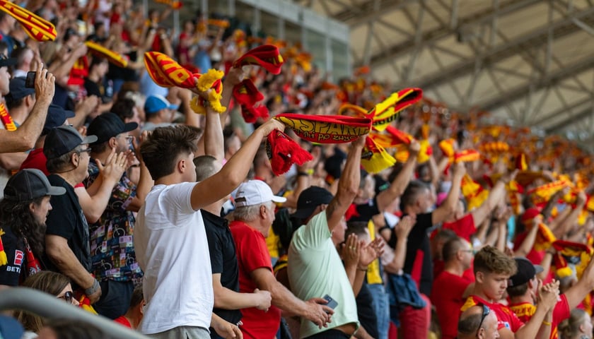 Kibice Sparty Wrocław w czasie zawodów żużlowych na Stadionie Olimpijskim.