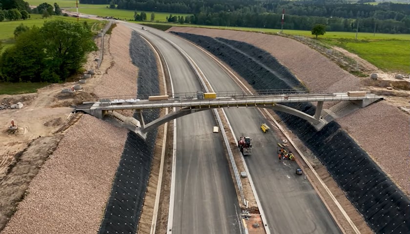 Kadr z filmu o podstępach prac na budowie D11 w Czechach