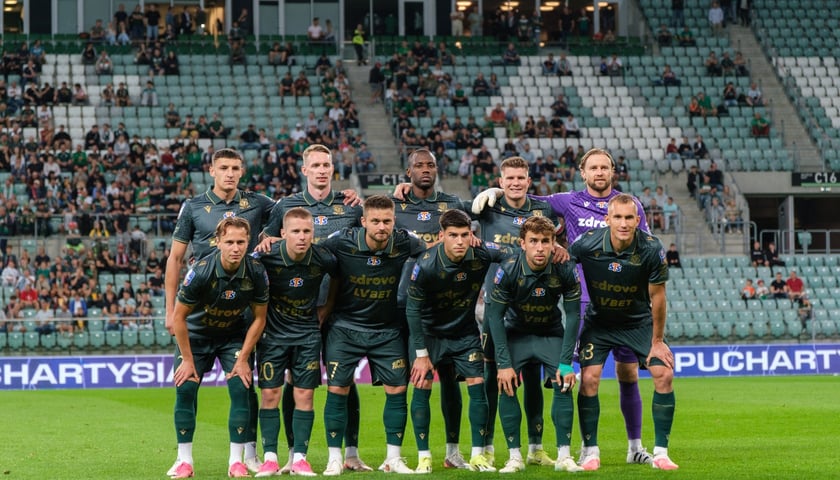 Drużyna piłkarzy Śląska Wrocław pozuje do grupowego zdjęcia przed meczem na Tarczyński Arena.