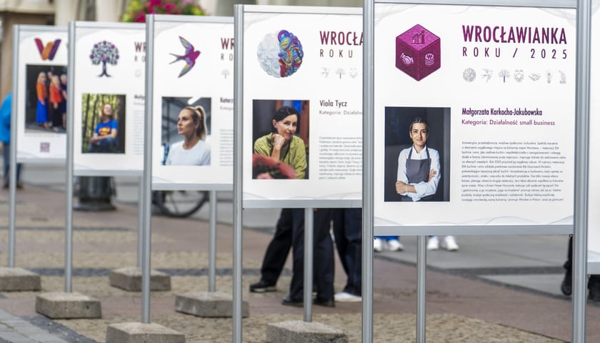 Plebiscyt Wrocławianka Roku. Na zdjęciu wystawa plenerowa poświęcona Wrocławiankom Roku 2025.