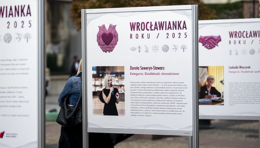 Plebiscyt Wrocławianka Roku. Na zdjęciu wystawa plenerowa poświęcona Wrocławiankom Roku 2025.