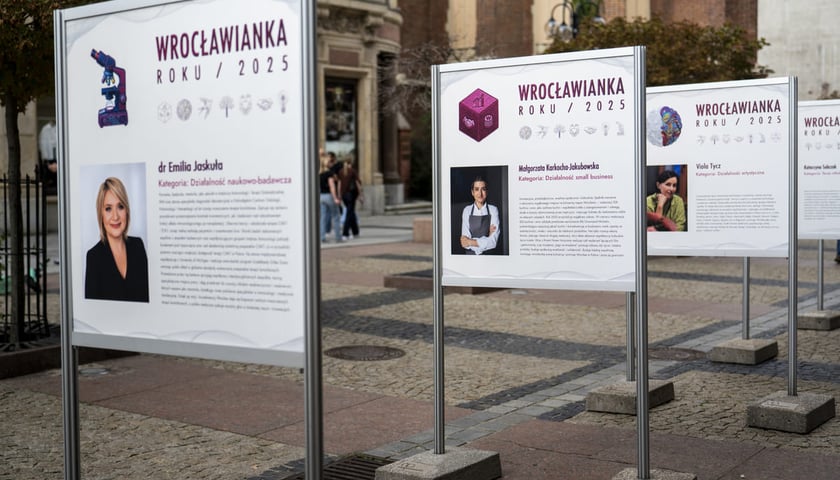 Plebiscyt Wrocławianka Roku. Na zdjęciu wystawa plenerowa poświęcona Wrocławiankom Roku 2025.