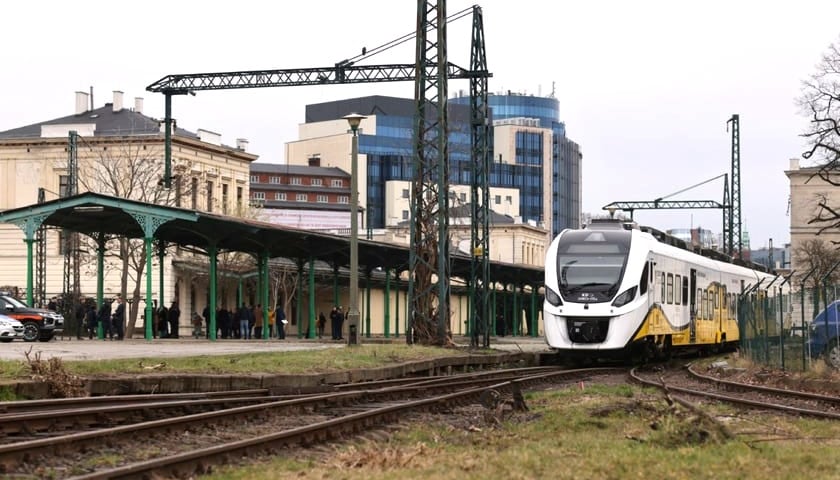 Pociąg Kolei Dolnośląskich na dworcu Wrocław Świebodzki. Zdjęcie wykonane w 2023 roku podczas konferencji informującej o rozpoczęciu prac nad przywróceniem ruchu na ten dworzec. Z tej okazji KD podstawiły pociąg 