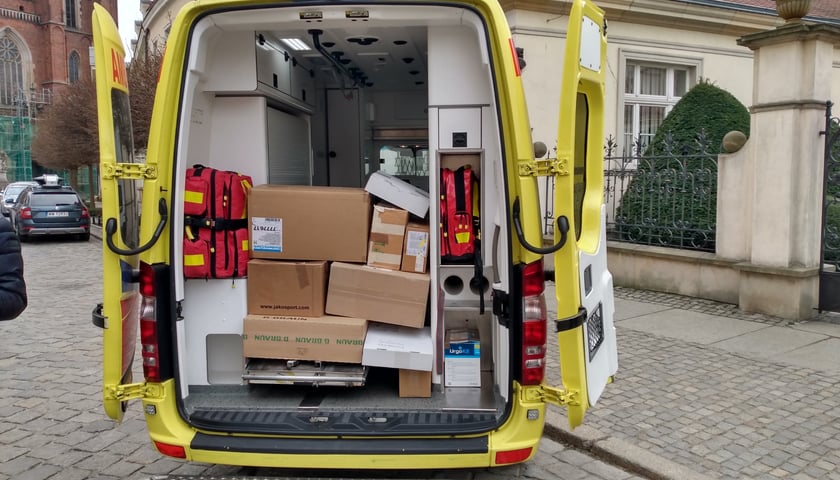 Jedna z karetek przekazywanych do szpitala we Lwowie. Wyposażenie karetki pomogli skompletować mieszkańcy Wrocławia oraz Caritas Archidiecezji Wrocławskiej